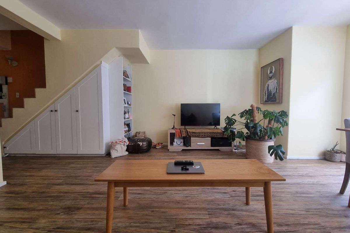 Semi-furnished Two-Bedroom Townhouse with Courtyard and Garage in Sought-After Claremont Upper! - Photo 5