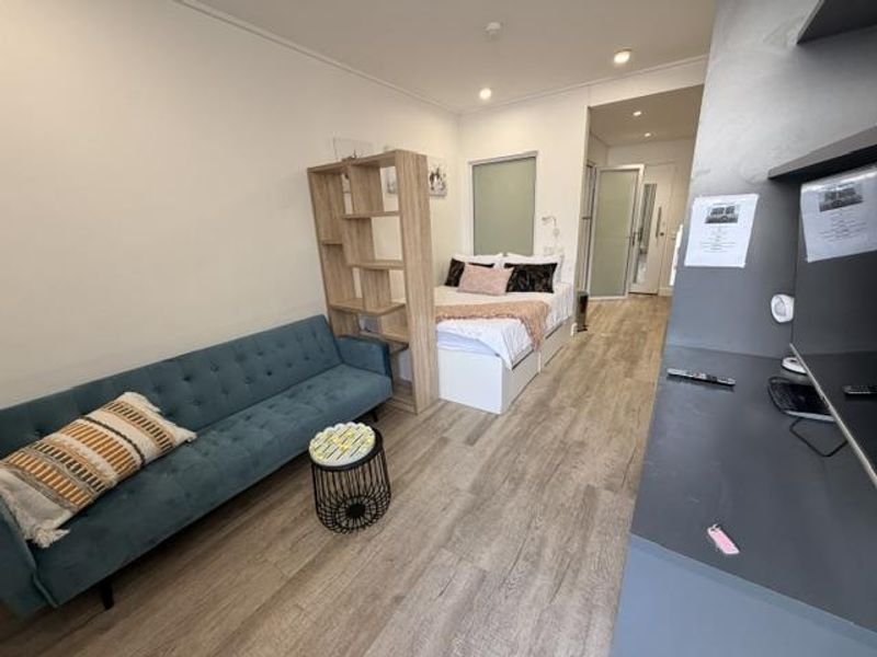 Furnished STUDIO apartment with large balcony, parking & great mountain views - Photo 3