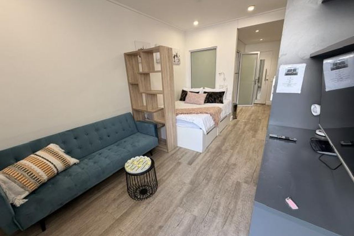 Furnished STUDIO apartment with large balcony, parking & great mountain views - Photo 3