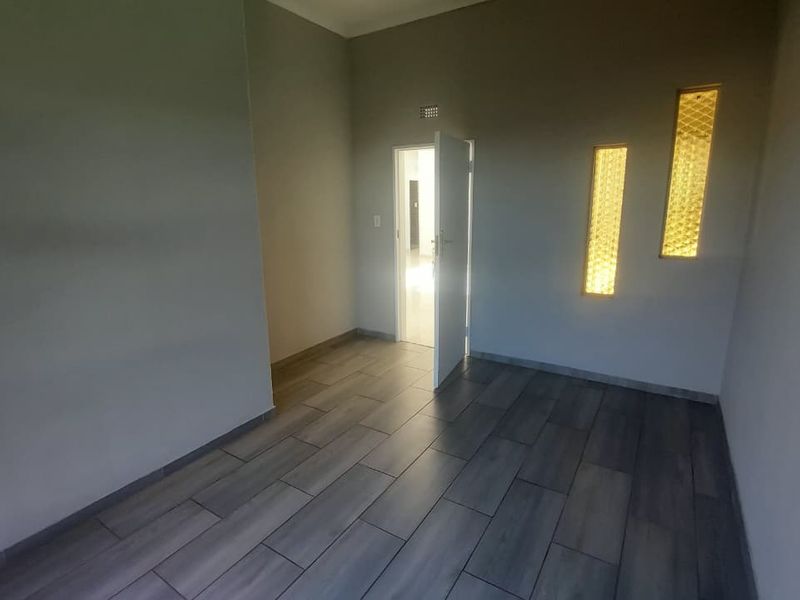 Spacious 4 Bedroom Home with Office & Modern Kitchen - Photo 9