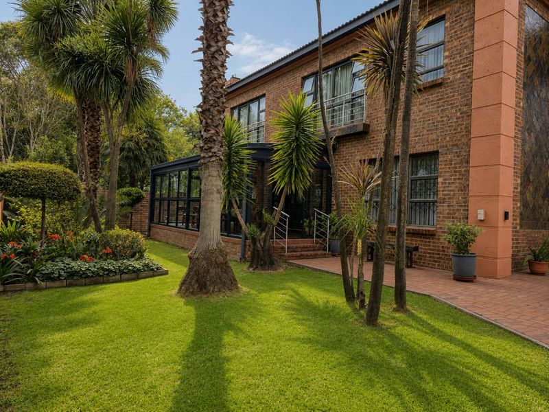 Immaculate Family Home with Golf Course Views and Modern Comforts - Photo 2