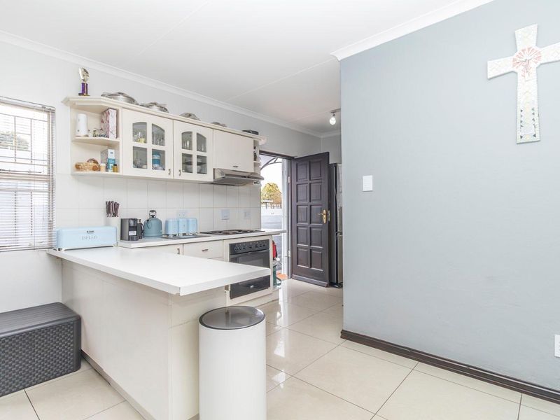 Modern Comfort Meets Tranquil Garden Living in Radiokop - Photo 10