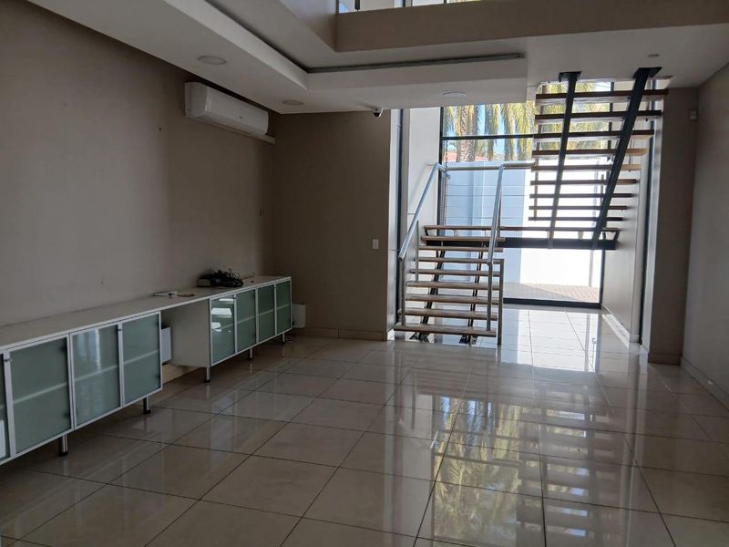 Premium Corporate Headquarters To Let | Klein Windhoek - Photo 2