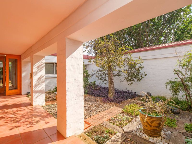 3 bed, 3 bath family home close to various schools in Waterkloof - Photo 3