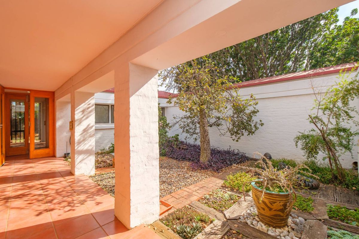 3 bed, 3 bath family home close to various schools in Waterkloof - Photo 3