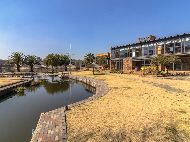 Magnificent 8.5 Hectare Riverfront Estate with Two Homes on the Vaal River – Marlbank - Photo 2