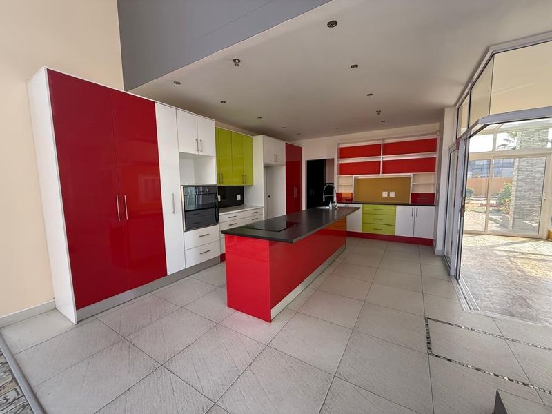 TO LET- 4 BEDROOM, 3 BATHROOM FAMILY HOME IN KRAMERSDORF, SWAKOPMUND, NAMIBIA - Photo 7