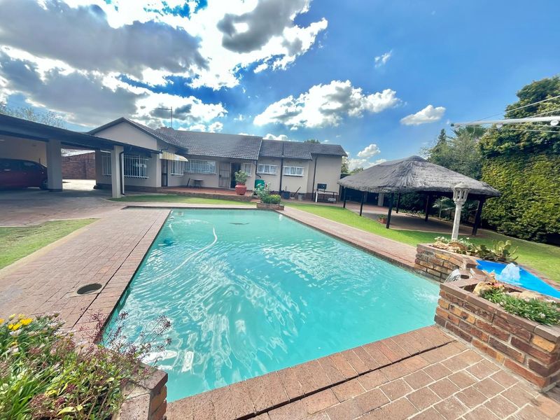 This charming three-bedroom home is ideally situated just a short walk from ElspHigh school - Photo 6