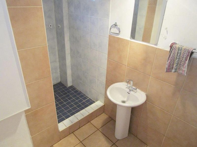 4 Bedroom House For Sale in Bezuidenhout Valley! - Photo 6