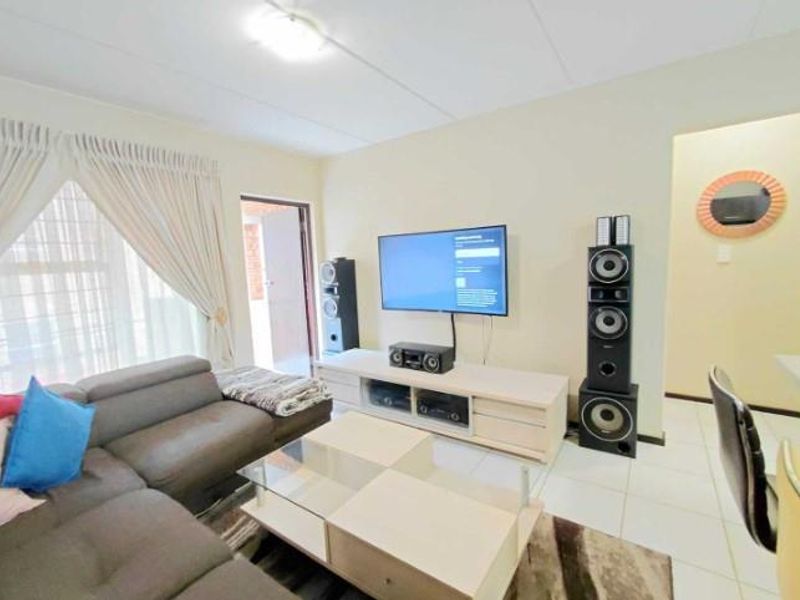 2-bedroom, 2-bathroom, 1st floor apartment for Sale in Honeypark - Photo 6