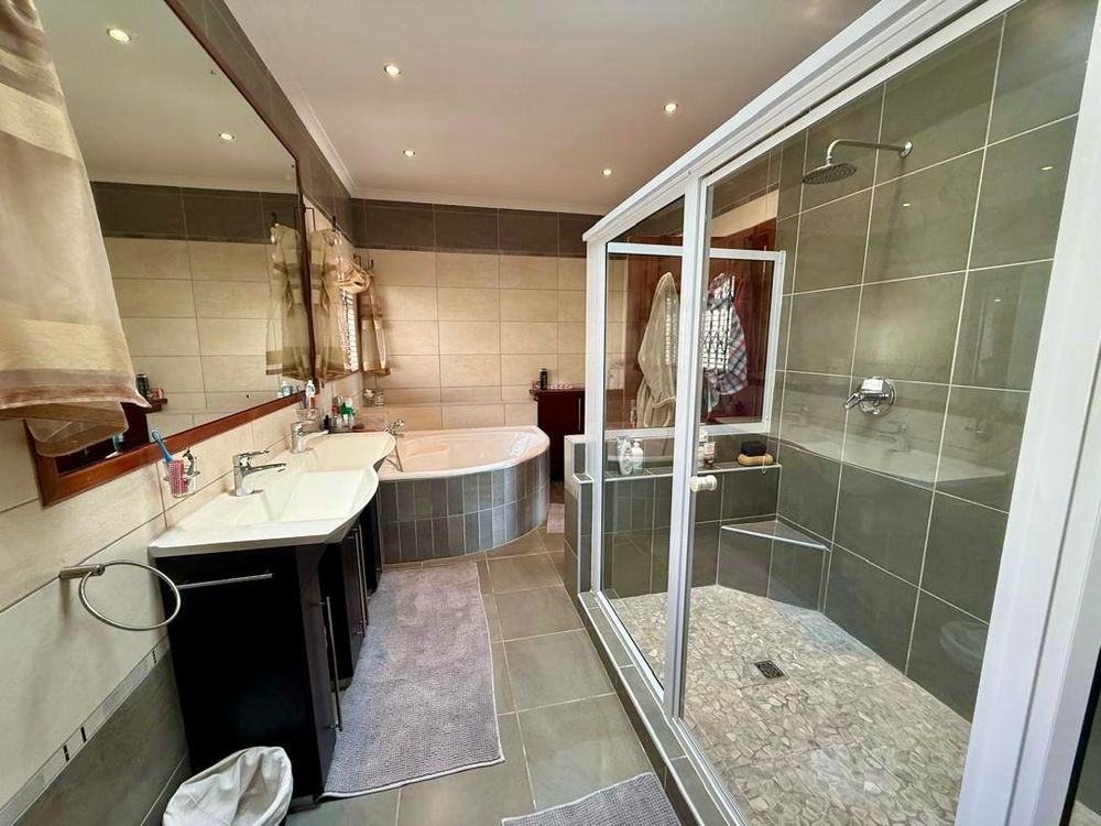 Main bedroom with en-suite bathroom
