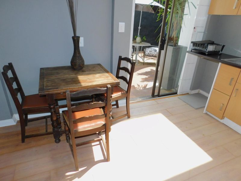 Charming 1 bedroom Garden Apartment available in the Heart of Craighall - Photo 5