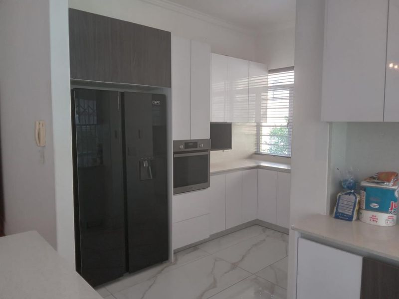 Luxurious 4 bedroom home with flatlet with sea views - Photo 9