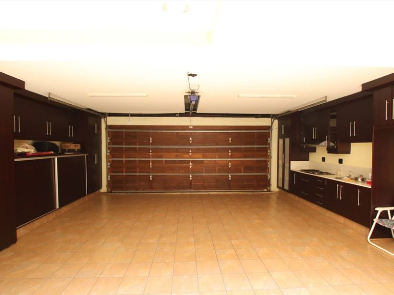 A luxurious mansion in Prime Umhlanga Ridge with Sea VIews! - Photo 10