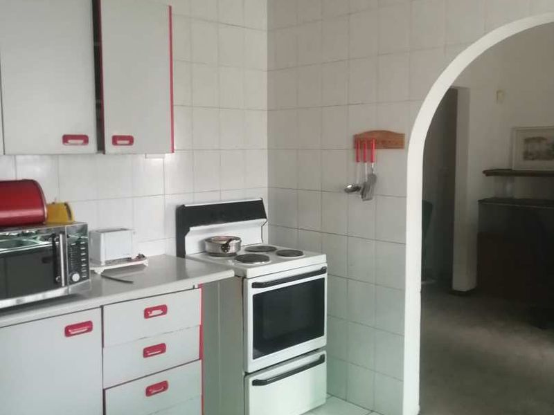 Spacious 3 bedroom House bordering The Hill - Photo 10