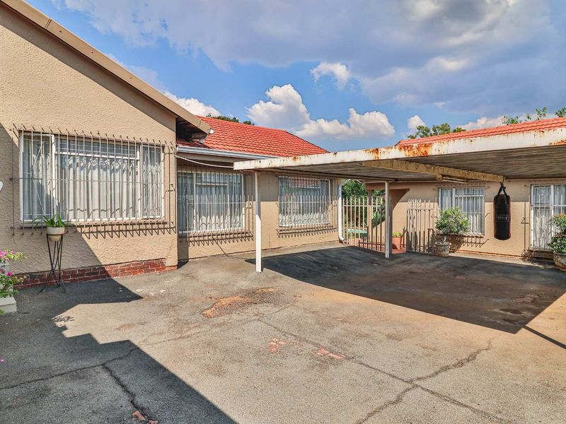 TWO HOMES ON ONE STAND, FOR SALE IN BRACKENDOWNS. WITH A R300 000 SAVINGS ON PRICE - Photo 7