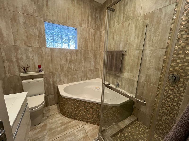 Stunning Family Home with Modern Flat in a Sought-After Neighbourhood - Photo 4