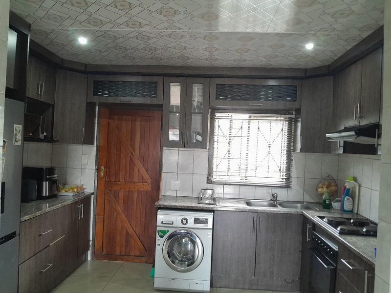Three bedrooms house for sale in  Nkwe Estate,Rosslyn - Photo 2