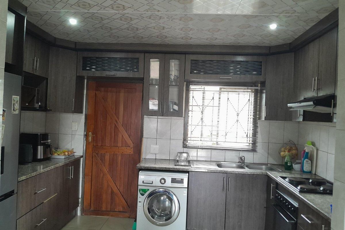 Three bedrooms house for sale in  Nkwe Estate,Rosslyn - Photo 2