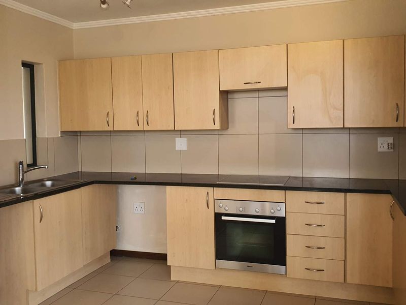 Beautifully maintained 2 bedroom apartment for rental in Jackal Creek Golf Estate R9000 Available 1 September - Photo 5