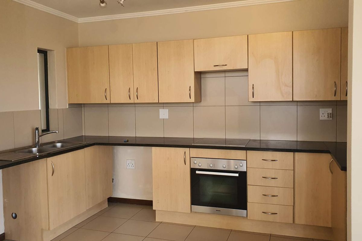 Beautifully maintained 2 bedroom apartment for rental in Jackal Creek Golf Estate R9000 Available 1 September - Photo 5