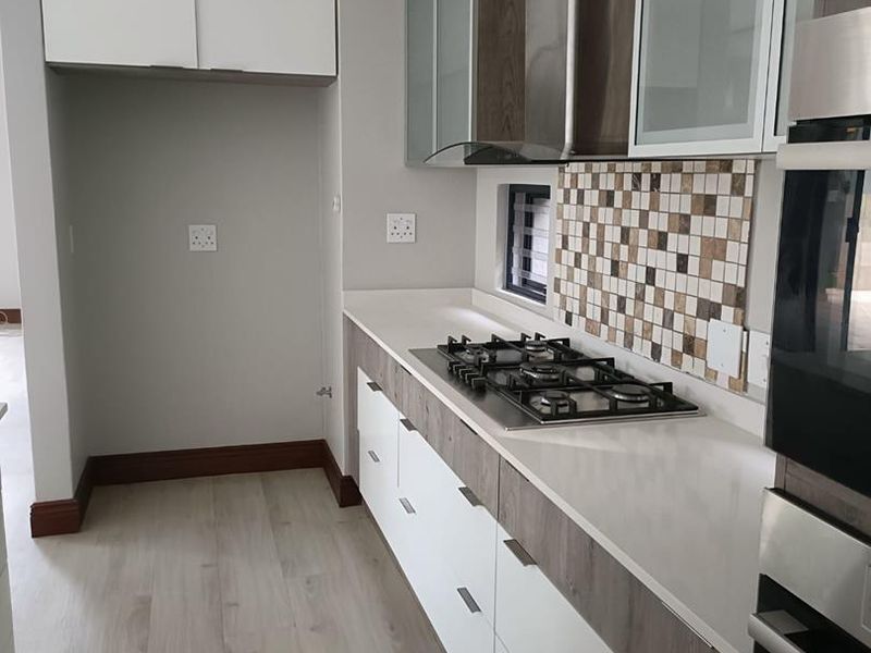 24 HOURS GUARDS SECURITY SERVICES, Stunning 4-Bedroom Home in Waterkloof - Photo 10