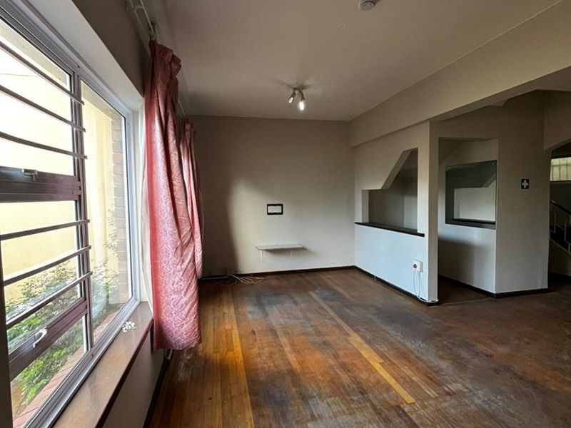 Refurbished 4 Bedroom Apartment in Central - Photo 9