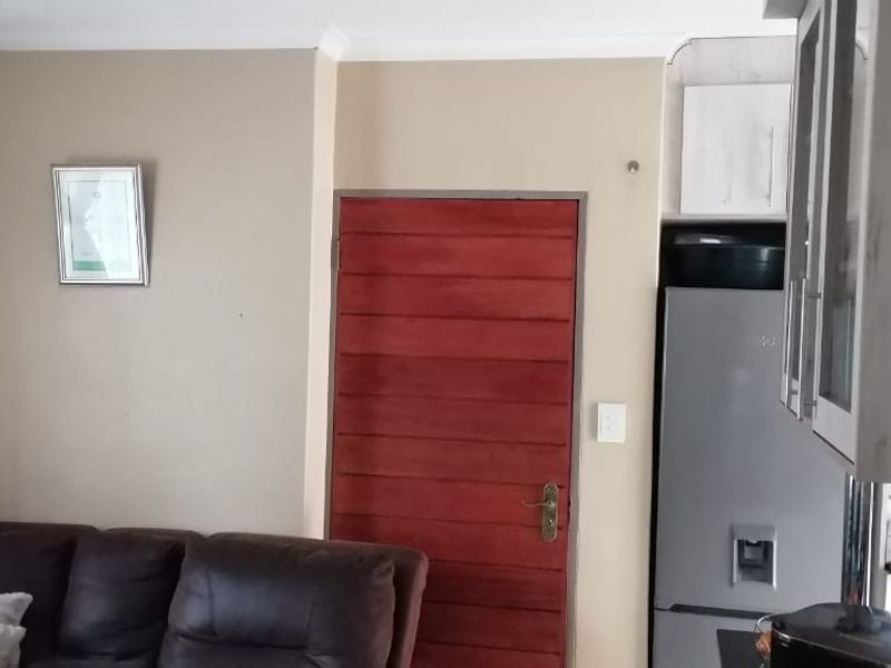 Clayville Ext 45 - 2 Bed 1 Bath R 850 000 - Photo 3
