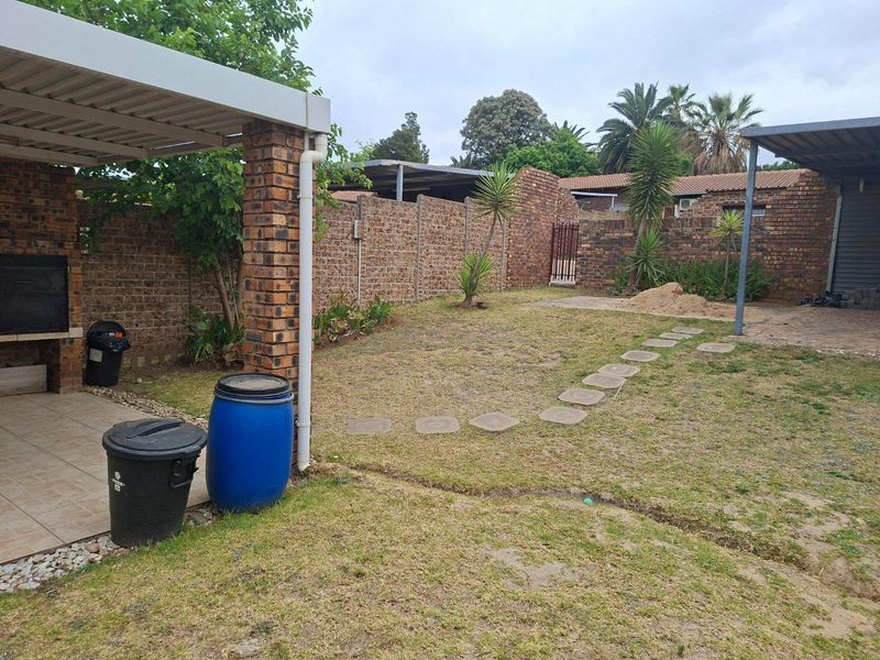 Simplex 3 Bedroom/2 Bathroom with lovely patio and braai area - Photo 6
