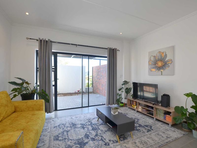 Modern Townhouse For Sale - Photo 2