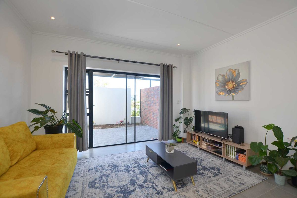 Modern Townhouse For Sale - Photo 2