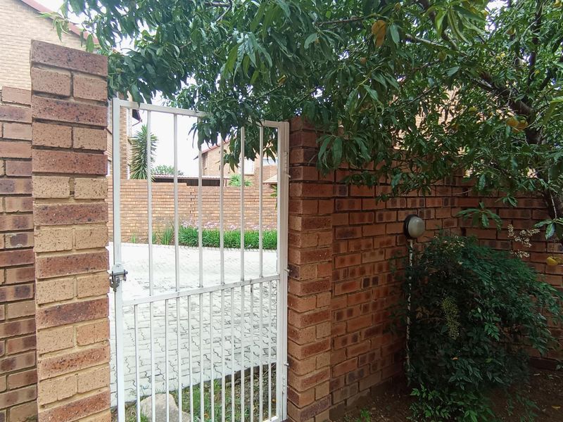 THE REEDS - 2 BEDROOM - 2 LIVING AREAS - Photo 4