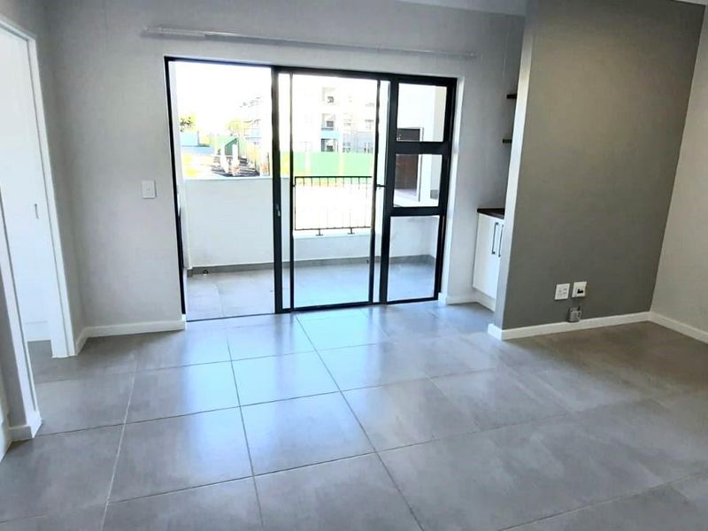 Sunny spacious two bedroom One bathroom first floor apartment - Photo 6