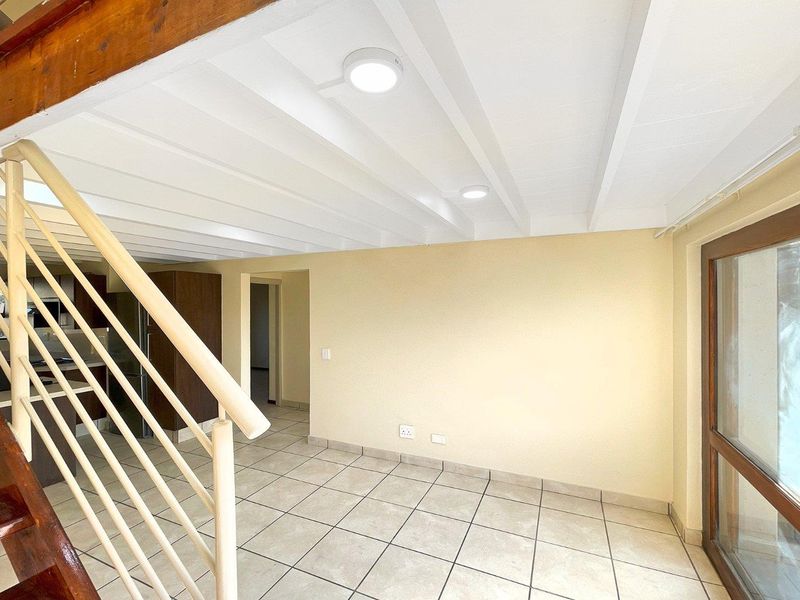 Charming 2 Bedroom Loft Apartment in Secure Complex - Photo 8