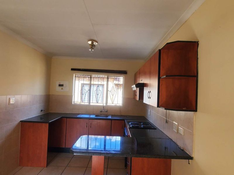 Townhouse For Sale – Perfect for first-time buyers and investors! - Photo 2