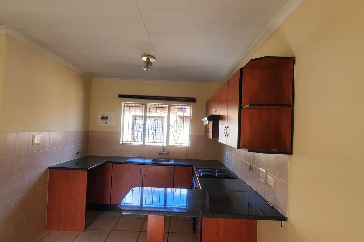 Townhouse For Sale – Perfect for first-time buyers and investors! - Photo 2