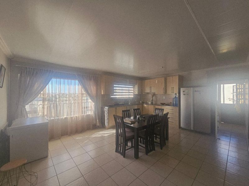 Versatile Investment Property with Main Residence and Student Accommodation - Photo 7