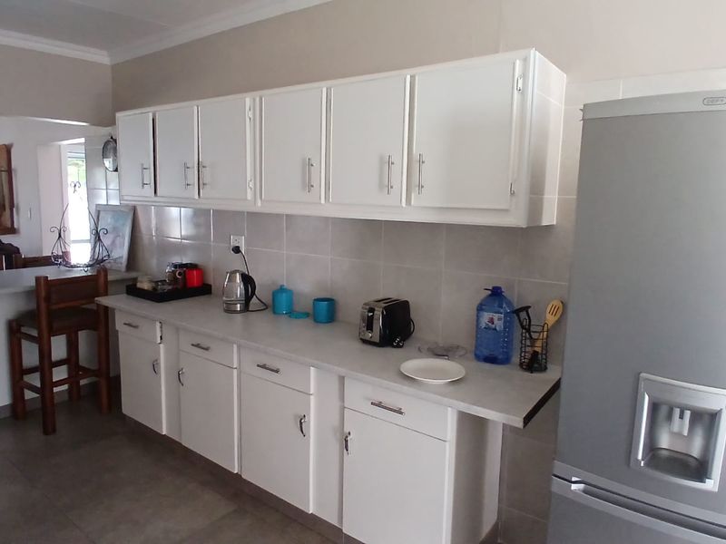 Beautiful 3-bedroom property with 2 flatlets with lots of possibilities - Photo 2