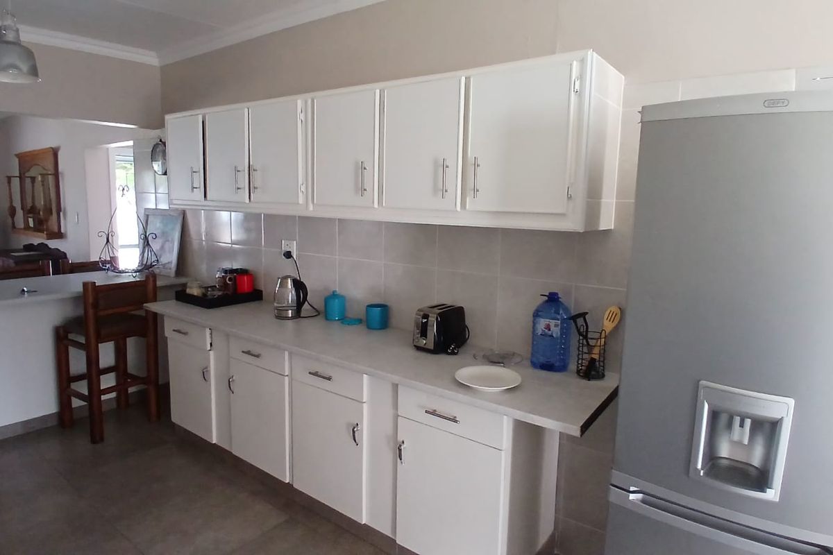 Beautiful 3-bedroom property with 2 flatlets with lots of possibilities - Photo 2