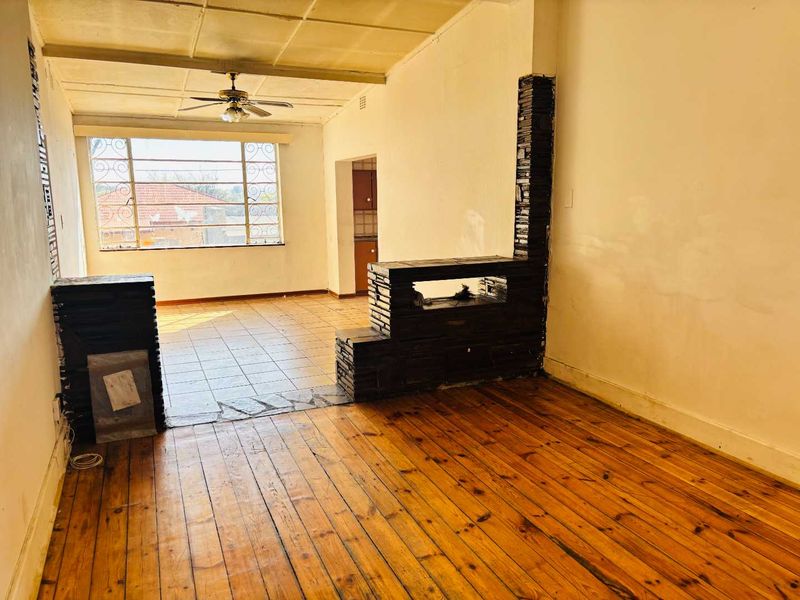 Spacious 5-Bedroom House with Pool for Sale in Quiet Street - Photo 10