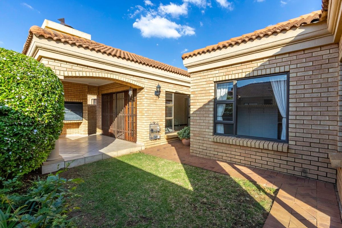 Charming full title, low maintenance face brick home for sale in Farrarmere - Photo 5