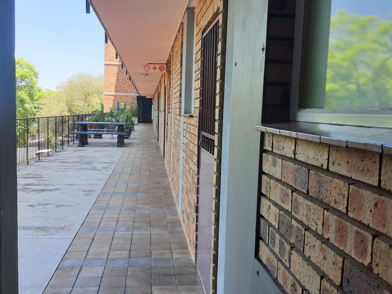 **A Rare Opportunity: Spacious 2.5 Bedroom Apartment in Wonderboom South** - Photo 3