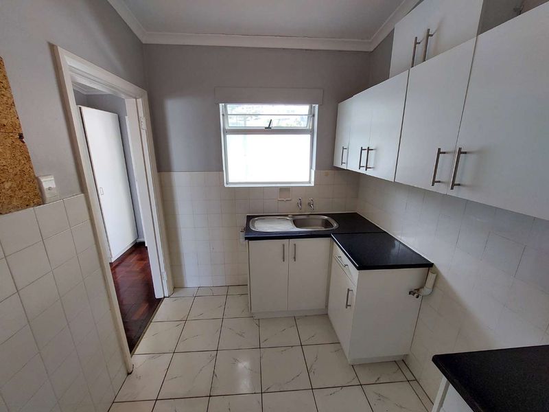 Top Floor Corner Unfurnished One-Bedroom Apartment To Let in Camps Bay! - Photo 5