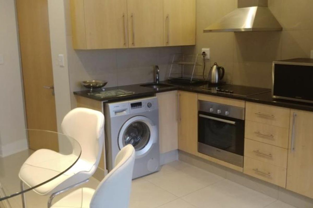 A LOVELY ONE BEDROOM FURNISHED GARDEN APARTMENT - Photo 5