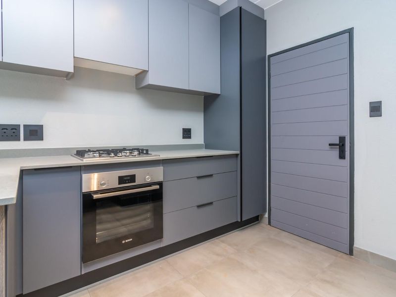 Sleek design and scenic views - 3-bedroom Home in Noordheuwel's Finest - Photo 10