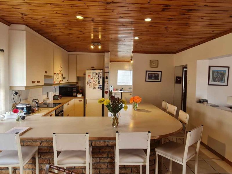 Versatile Family Home & Investment Gem – 3 Self-Contained Flatlets, Stunning Views in Plattekloof - Photo 3