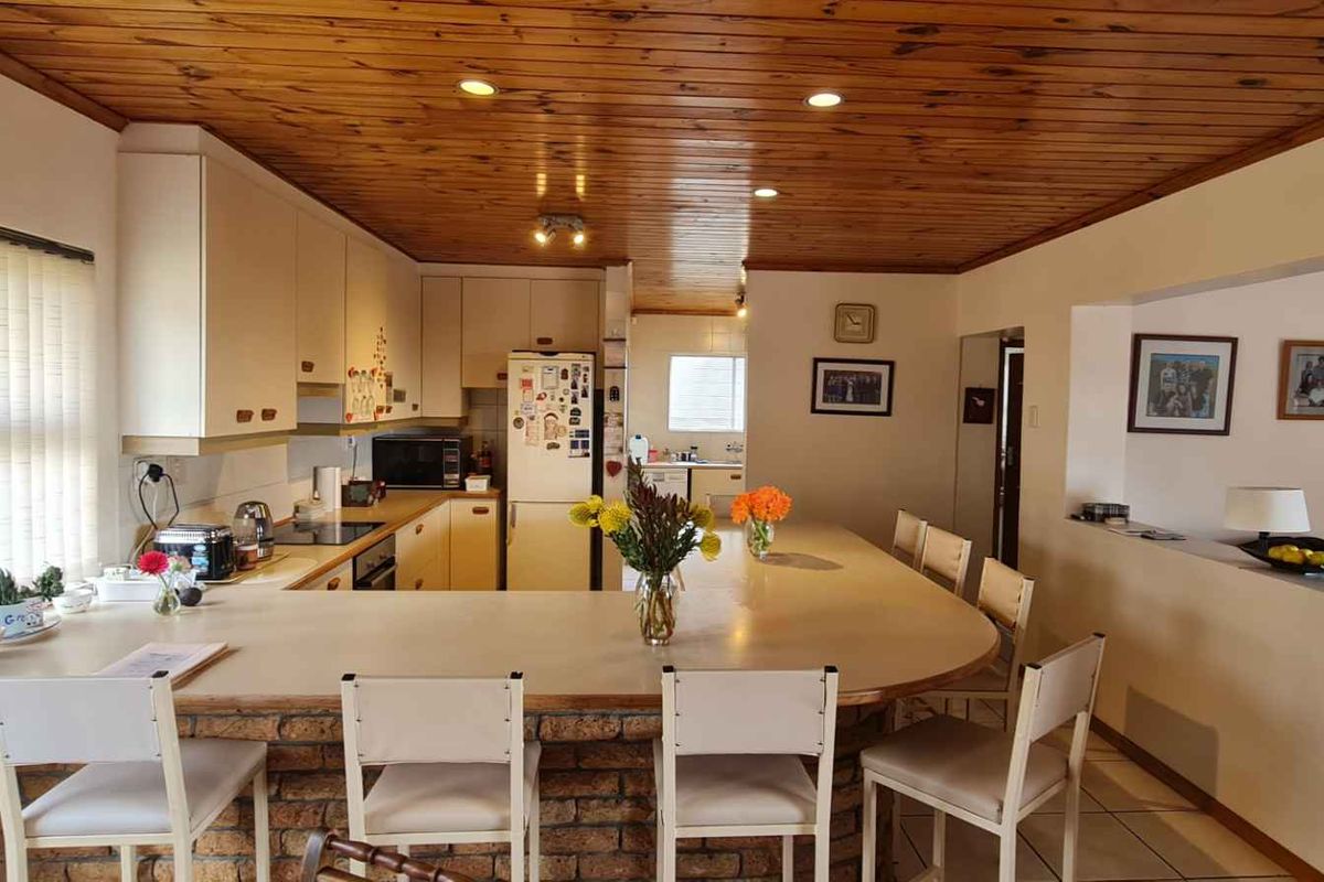 Versatile Family Home & Investment Gem – 3 Self-Contained Flatlets, Stunning Views in Plattekloof - Photo 3