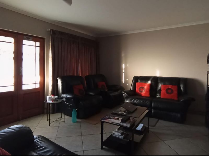 3 Bedroom House for Sale in Ninapark - Photo 2