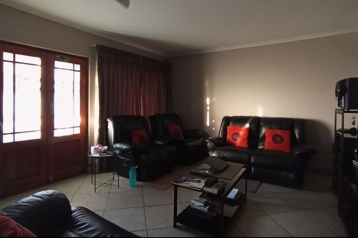 3 Bedroom House for Sale in Ninapark - Photo 2