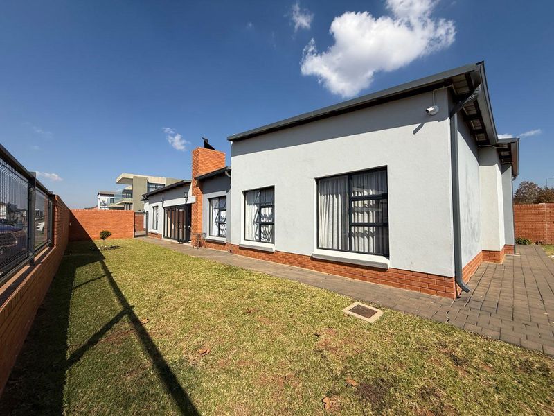 Immaculate Single-Level Home on a Prime Corner Stand - Photo 3